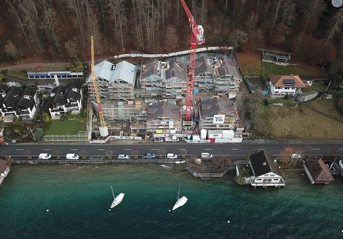 Auf einer steil zum Thunersee abfallenden Parzelle in Oberhofen entstehen Eigentumswohnungen. <br />
Bei dieser besonderen Überbauung durften wir die Fenster liefern und montieren. <br />
Die 23 Wohnungen verteilen sich auf fünf Gebäude im typischen Chaletcharakter. <br />
Die Aussicht auf den See und die nahe Bergkette mit dem markanten Thuner Hausberg «Niesen» ist unvergleichlich. <br />
Dies auch dank unseren Fenstern Typ Eiger Pollux.<br />
M&K Architektur Bau AG<br />
Varem Development AG<br />
